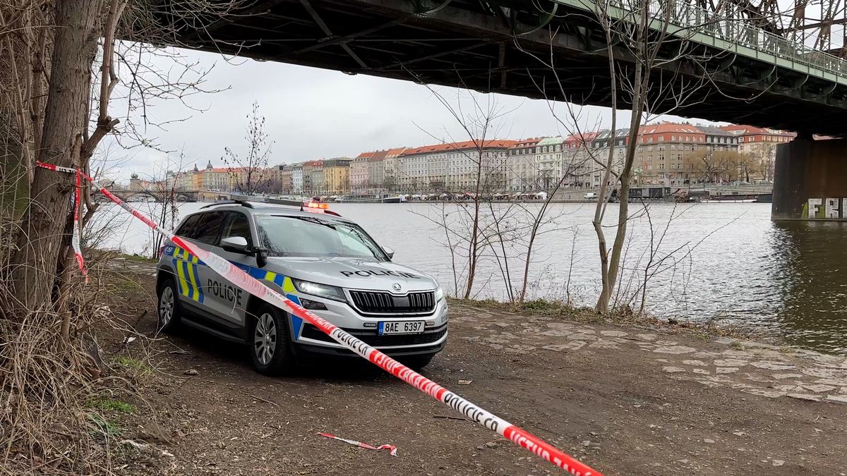 Obsluha pražského přívozu našla ve Vltavě mrtvolu